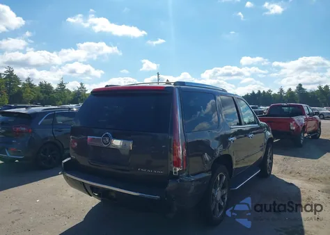 2010 Cadillac Escalade Luxury z USA, uszkodzony, nr VIN 1GYUKBEFXAR106581